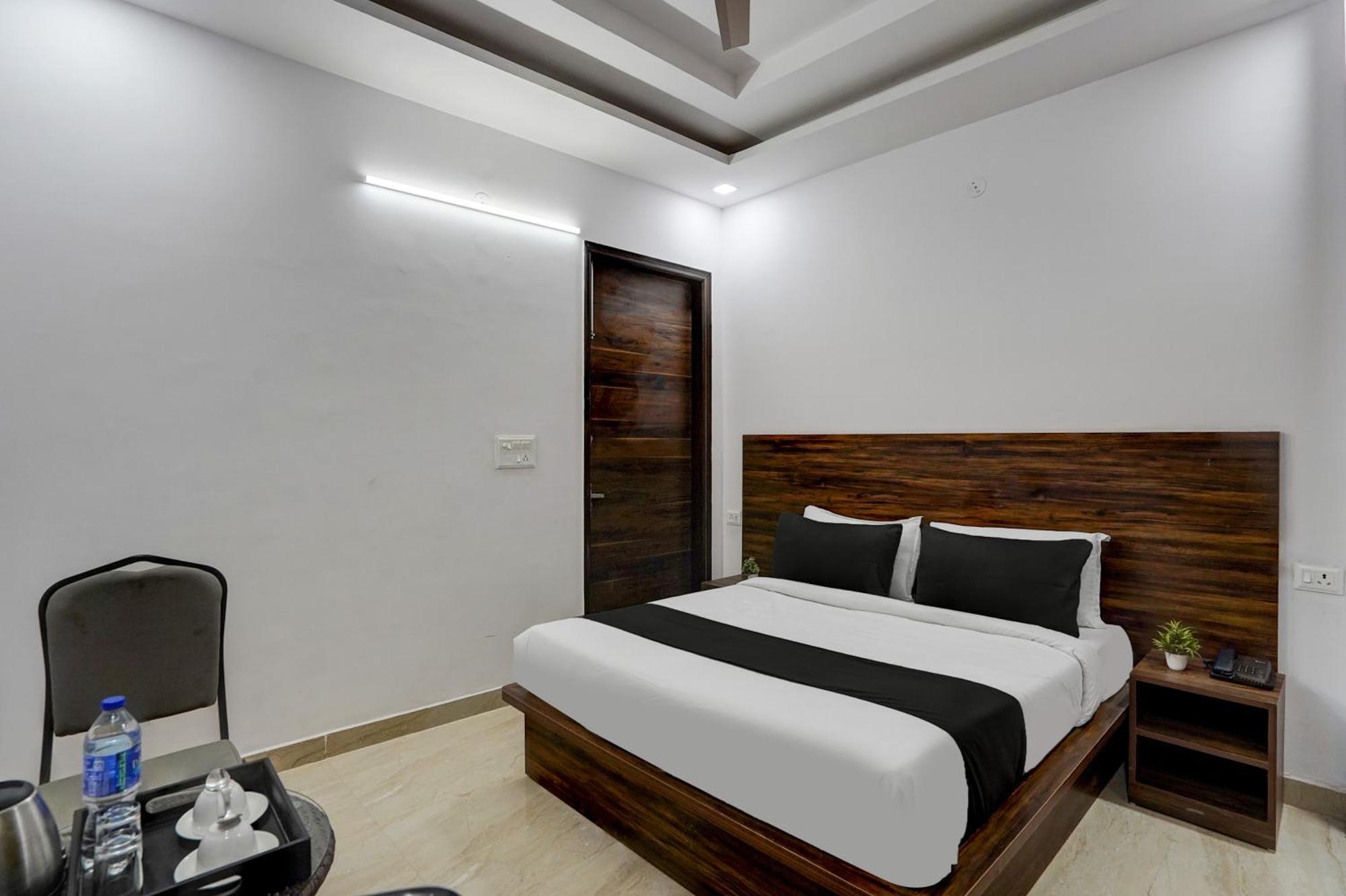 Townhouse Cloud Bay Hotell Gurgaon Exteriör bild