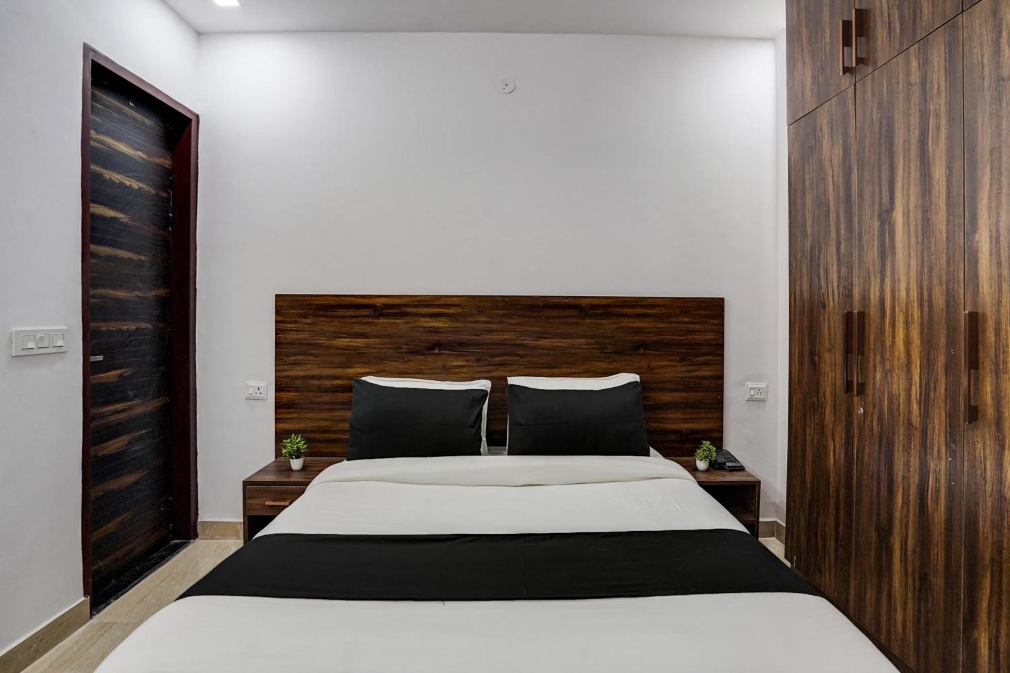 Townhouse Cloud Bay Hotell Gurgaon Exteriör bild