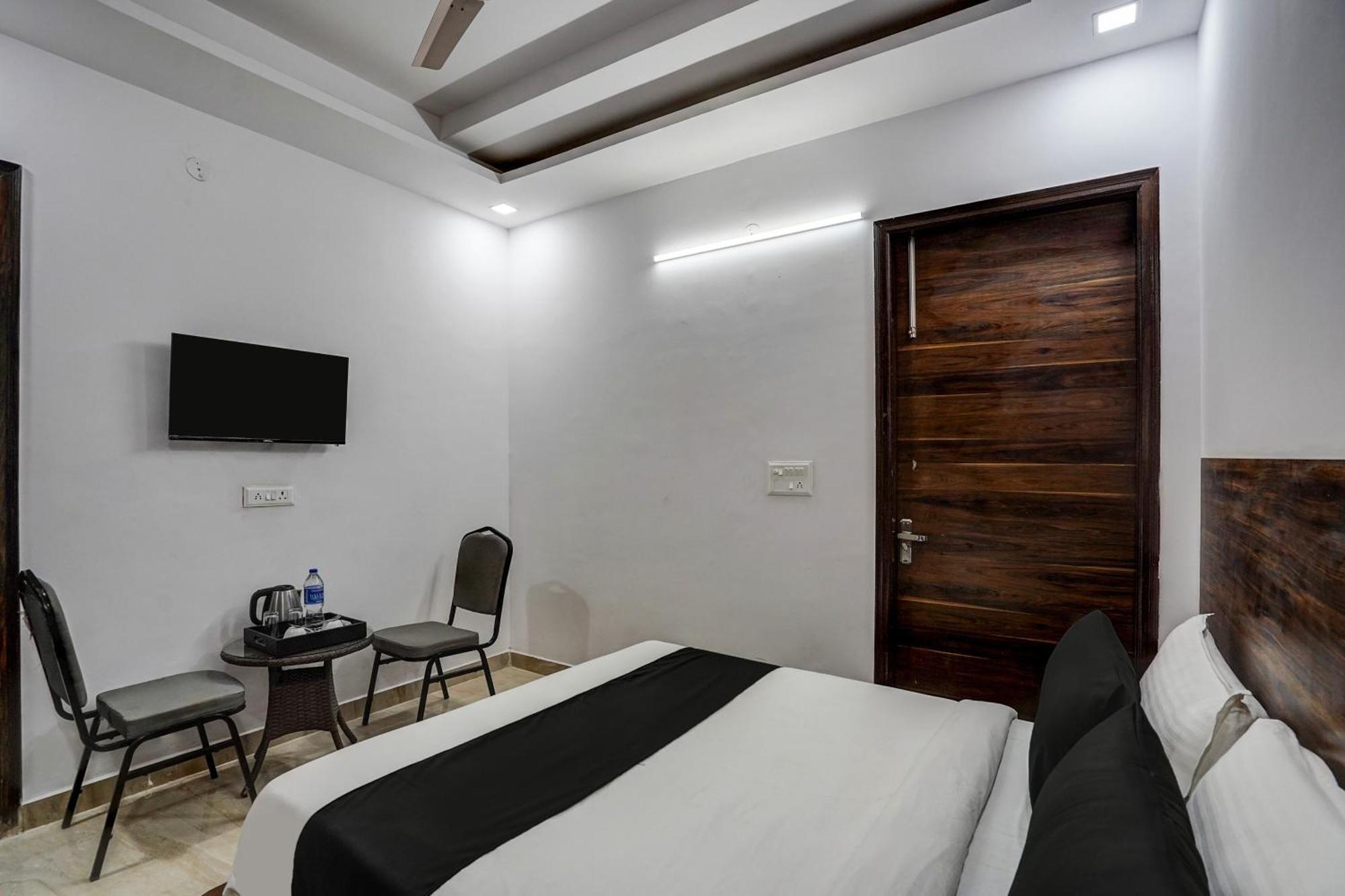 Townhouse Cloud Bay Hotell Gurgaon Exteriör bild