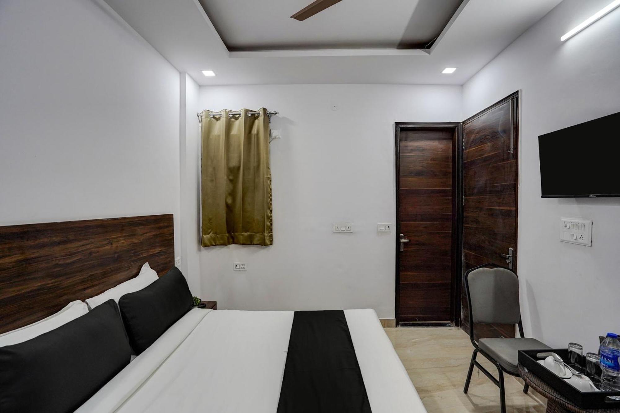Townhouse Cloud Bay Hotell Gurgaon Exteriör bild