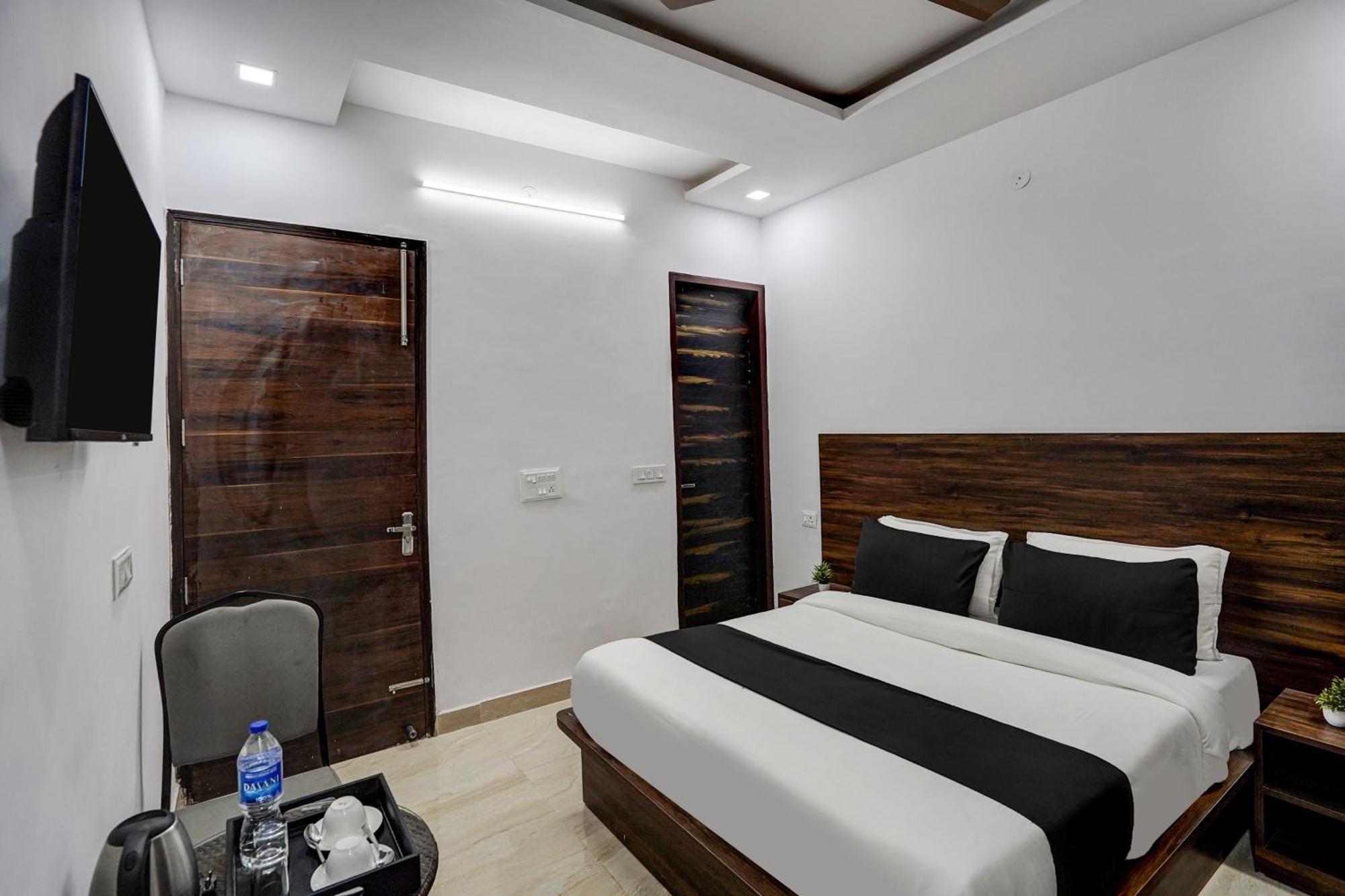 Townhouse Cloud Bay Hotell Gurgaon Exteriör bild
